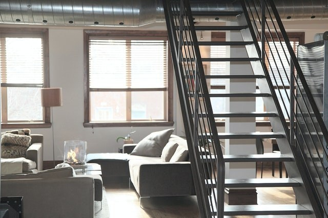 Salon blanc avec une escalier noire